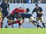 後半29分、タックルで相手の攻撃を食い止める国学栃木のフッカー斎藤（中央）＝大阪府東大阪市の花園ラグビー場、広瀬華撮影