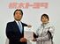新井社長（左）から内定証書を受け取る榎本＝宇都宮市内
