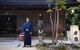 夕食会が開かれた老舗旅館「岩惣」の前に立つ吉野さん（吉野さん提供）