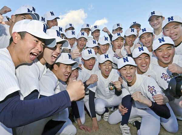 12年ぶり５度目のセンバツ出場を決め、気勢を上げる佐野日大ナイン＝30日午後４時30分、佐野市石塚町、広瀬華撮影