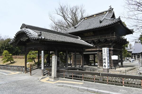 南側にある楼門と太鼓橋。境内の周りには水堀と土塁が巡っている