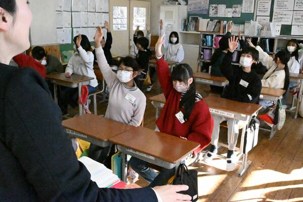 担任教諭の質問に手を挙げて答える児童ら＝８日午前、大田原市黒羽田町