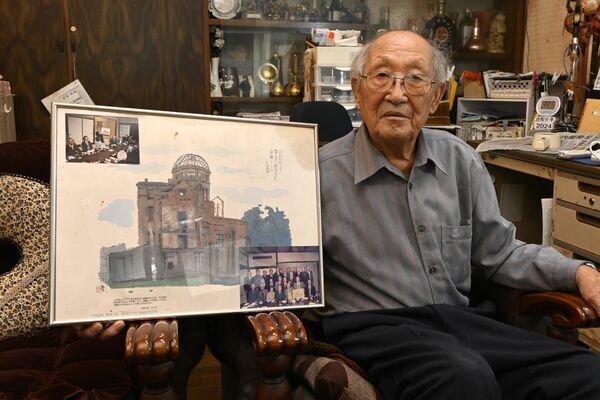 旧友の平山郁夫さんが描いた原爆ドームを見ながら80年前を振り返る築島さん=7日午前、那須町豊原乙