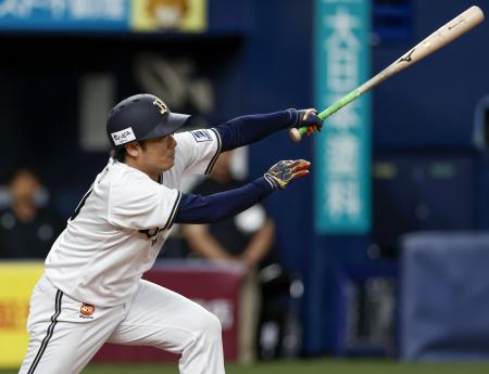 7回オリックス2死満塁、大城が左前に勝ち越しの2点打を放つ=京セラドーム