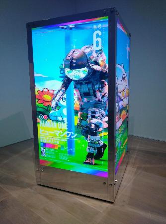 ビープル「ヒューマン・ワン」はネット上で日々アップデートされ続けているシリーズ。背景を日本風にした第6章が、初めて展示空間に登場した=東京・六本木の森美術館(提供写真)