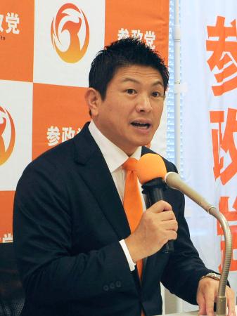 　記者会見する参政党の神谷代表＝１８日午後、国会
