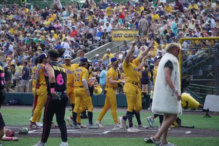 試合に臨む選手=6月、米ジョージア州サバンナ