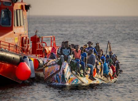 　スペイン領カナリア諸島近海で救助された、木造船に乗る移民＝２０２４年１１月（ゲッティ＝共同）