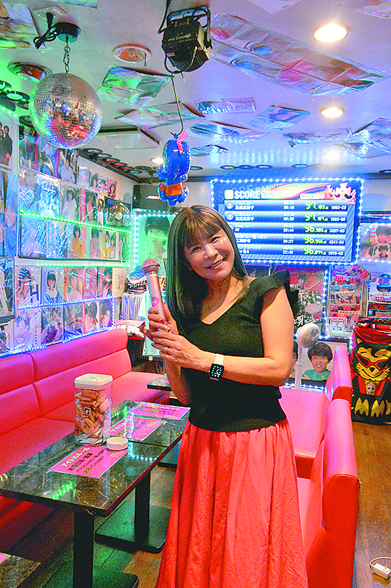 チャーミングで楽しいママが店の〝アイドル〟