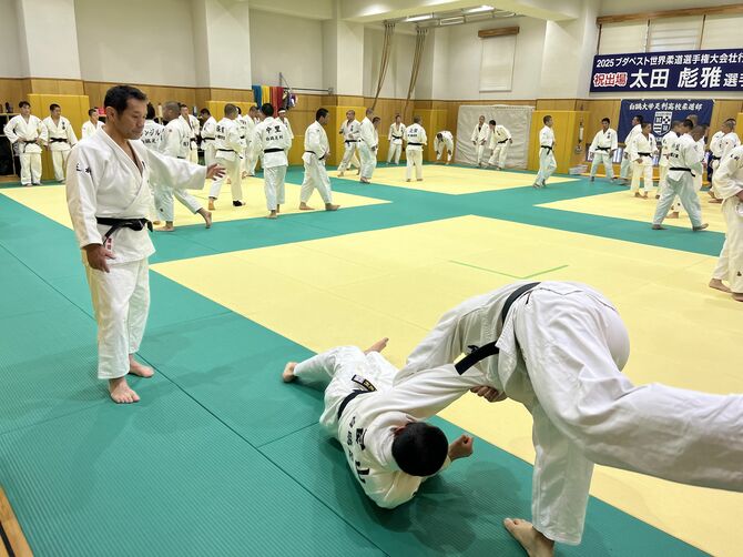 蓬田 正郎先生（左）は、優しくも熱い指導で長きにわたり名門校の監督を務めます