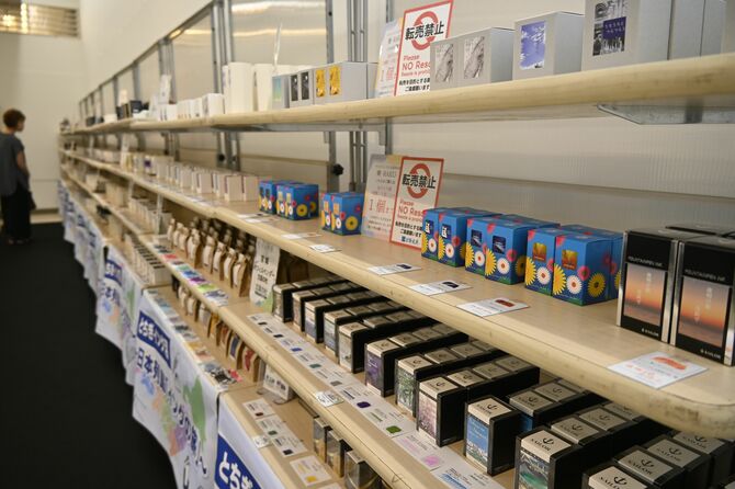 個性的なご当地インクが並ぶ「とちぎインク沼」=21日午前、宇都宮市