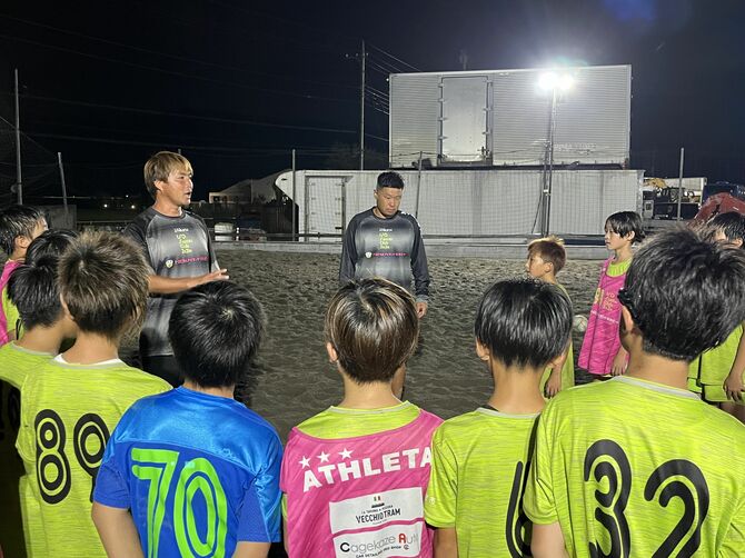 元ビーチサッカー日本代表の磯 裕章さん(左)が代表で自ら指導に当たります