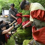 お地蔵様がおしゃれに変身　日光の景勝地・憾満ケ淵で市民団体　お手製帽子…