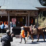 65年ぶりに馬が “参拝”　矢板・生駒神社で例大祭　人馬一体時代に思い巡らす