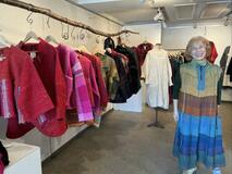 手織り創作服と真鍮細工を出展