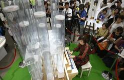 万博に響くプラ製パイプオルガン