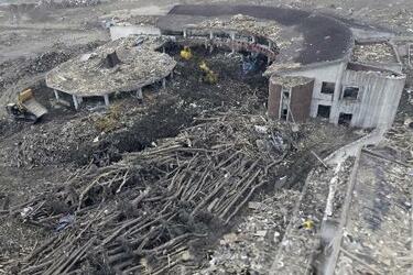 大川小学校津波、大量流木確認