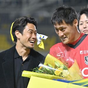 栃木SC、GK丹野の引退セレモニー 香川真司がサプライズ登場 C大阪時代に共闘