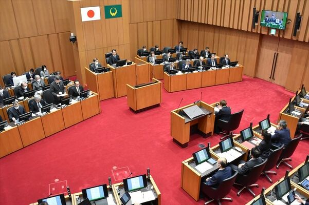 給食費補助の廃止を巡る論戦などが行われた４日の本会議