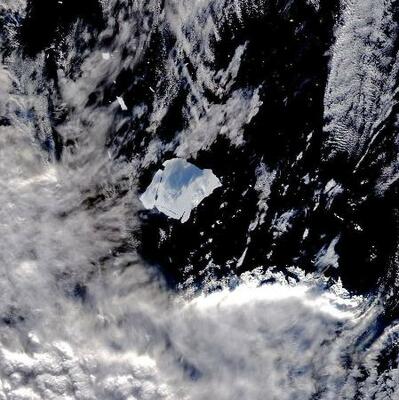 　２０２５年８月３０日に撮影された氷山「Ａ２３ａ」（中央）の衛星画像（ロシアの北極・南極学術調査研究所提供・共同）