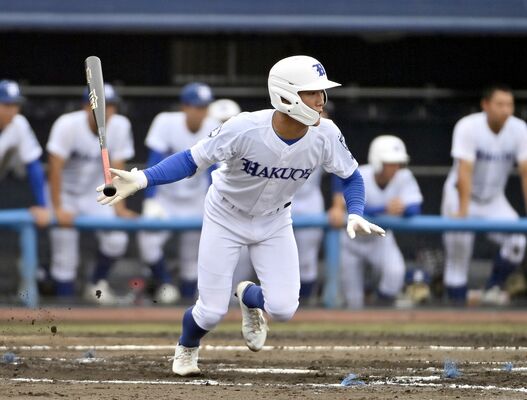 ７回、白鴎足利の篠原が先制の中前適時打を放つ＝前橋市の上毛新聞敷島球場