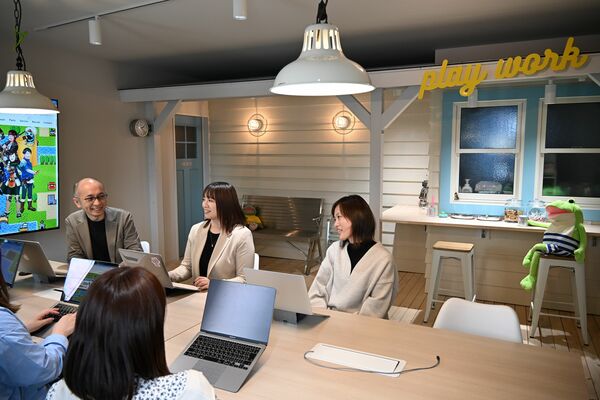 モデルルームで打ち合わせをする掛布ＣＥＯ（左奥）ら＝４月上旬、宇都宮市