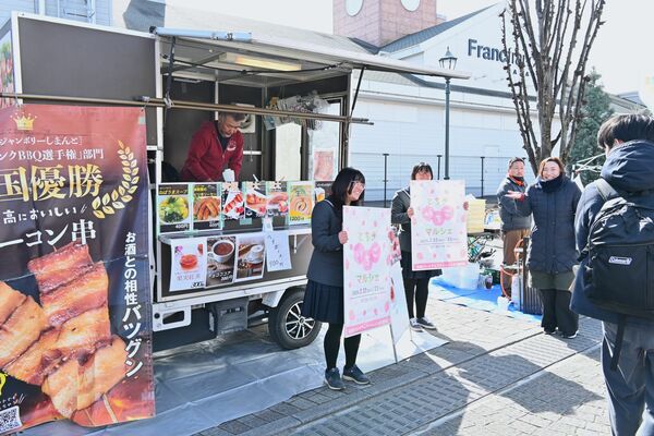 「北陵いちご豚」をＰＲする真岡北陵高の生徒たち