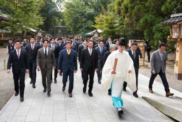 宮崎神宮へ必勝祈願に向かう巨人の阿部監督(前列左から4人目)とナインら=31日、宮崎市