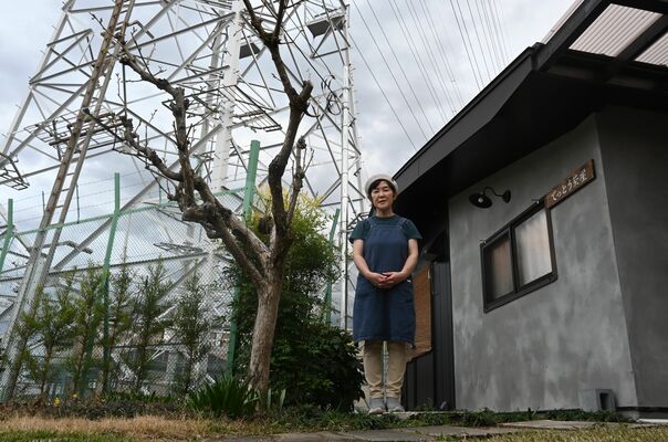 店の前に立つ田所さん