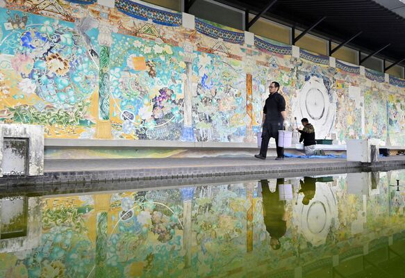 秋の公開制作が始まった葛生伝承館西側のフレスコ大壁画=6日午前9時25分、佐野市葛生東1丁目