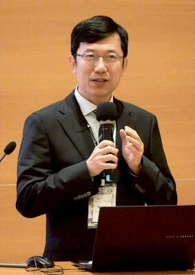 4日、台北市で開かれた学術会議であいさつする中央研究院の陳志柔・社会学研究所長(共同)