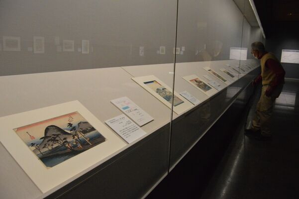 東海道を描いた60点の浮世絵が並ぶ企画展会場