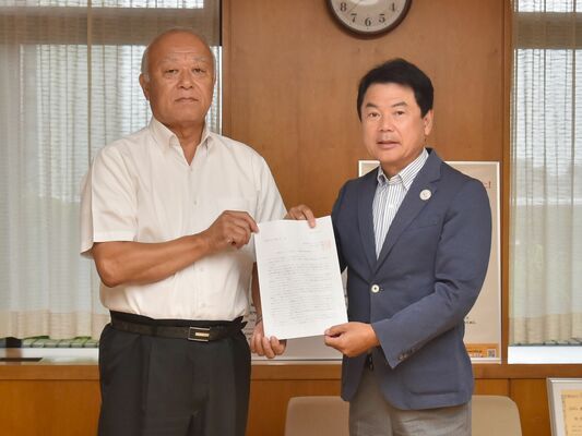 佐藤市長に要望書を手渡す県バスケットボール協会の小曽戸会長（左）＝宇都宮市役所
