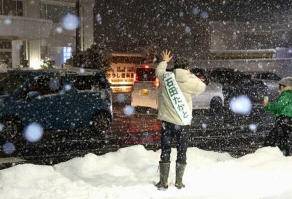 大雪の中、福井県知事選の街頭演説をする石田嵩人氏=22日、福井市