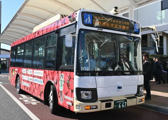 イチゴ柄がラッピングされた自動運転バス