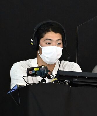 テレビ中継で解説を務める萩野公介さん＝17日午後、日環アリーナ栃木屋内水泳場