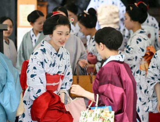 芸の上達や無病息災を祈願する「お千度」で、八坂神社に集まった浴衣姿の舞妓や芸妓=6日午前、京都市東山区