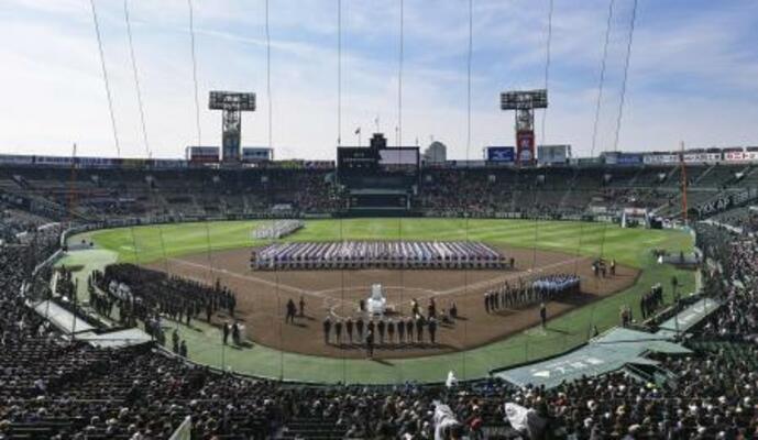 　昨年３月の選抜高校野球大会の開会式＝甲子園球場
