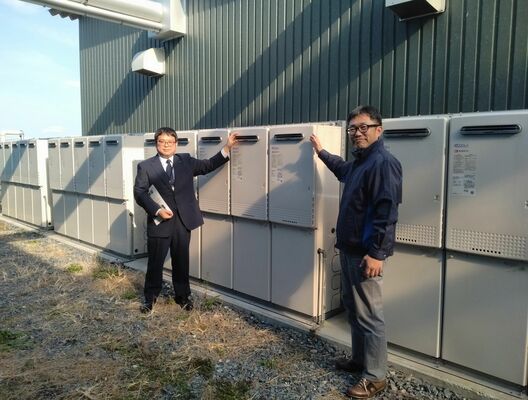 誠和などが開発したスマート加温システムに使用する給湯器＝23日午後、下野市