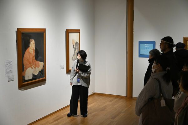 放菴の作品や技法について解説する関口学芸員=21日午前、日光市山内の小杉放菴記念日光美術館