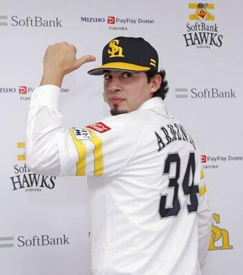 育成選手から支配下登録され、記者会見でポーズをとるソフトバンクのアレクサンダー・アルメンタ投手=23日、みずほペイペイドーム