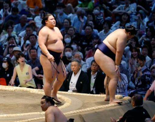 大の里(右)を押し出しで破った義ノ富士=IGアリーナ