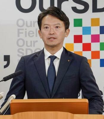 兵庫県庁で記者会見する斎藤元彦知事=4日午後