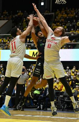 前節Ａ東京戦。第３クオーター10分、ブレックスのジェレット（中央）が相手から激しいディフェンスを受けながらシュートを決める＝ブレックスアリーナ宇都宮