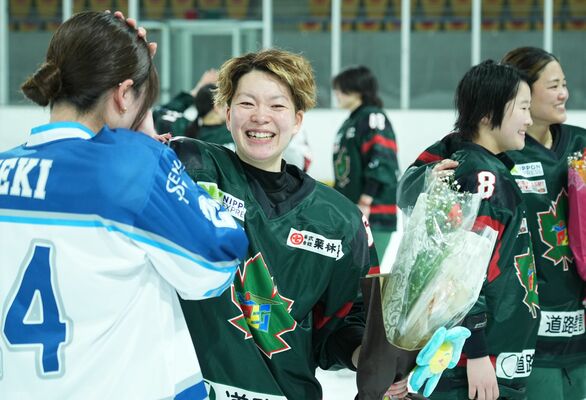 試合を終え、相手選手の健闘をたたえる小池＝15日午後、北海道釧路市