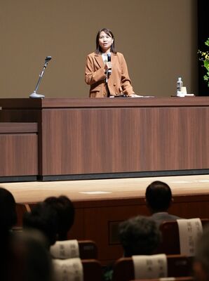 講演する平野早矢香さん＝宇都宮市内