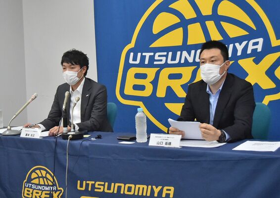 2022年６月期決算を説明する栃木ブレックスの藤本社長（左）ら＝県庁