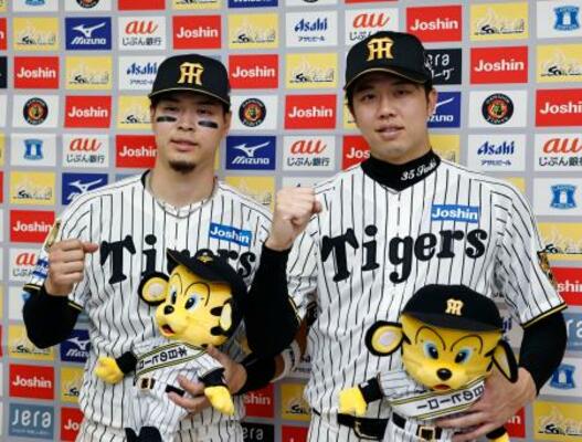 　インタビュー後にポーズをとる阪神の佐藤（左）と才木＝甲子園