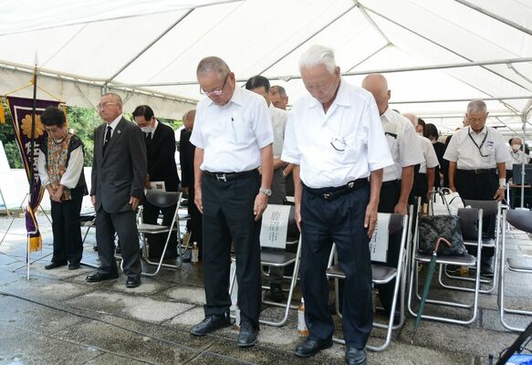 県戦没者追悼式で黙とうする参列者＝15日正午、宇都宮市陽西町