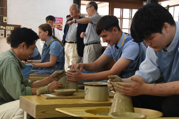 陶芸体験を楽しむセント・アイヴスの生徒たち